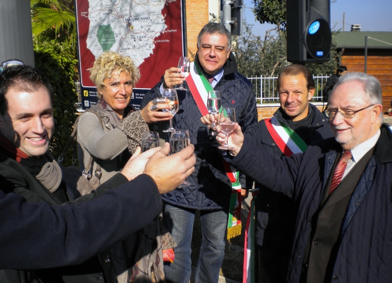 Acqua naturizzata e gratis. Inaugurato il fontanello a Castel San Gimignano