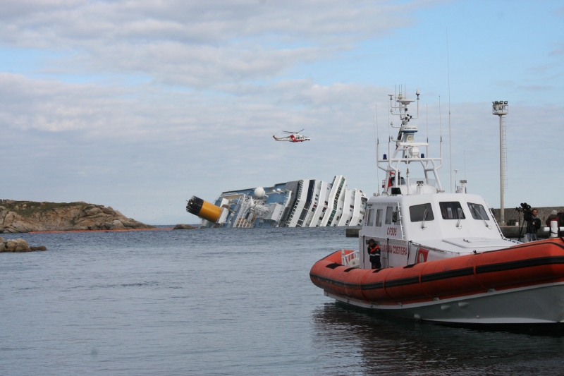 Al via le operazioni per lo storico recupero della Costa Concordia. Il relitto lontano dal Giglio entro un anno