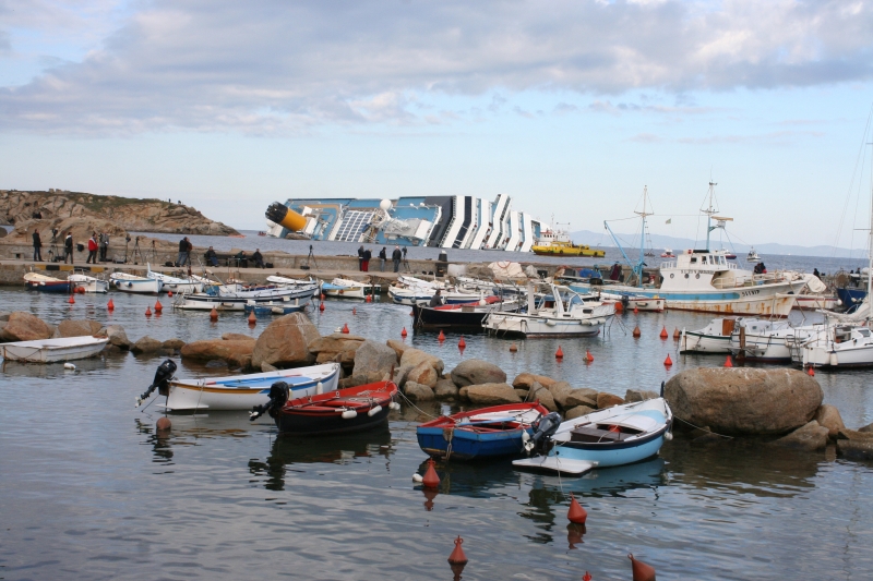 Costa Concordia, via alla rimozione. E il sindaco Ortelli risponde a Micoperi: «Non approfittate della nostra pazienza»