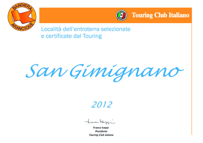 La bandiera Arancione del Touring Club Italiano sventola sulle torri di San Gimignano