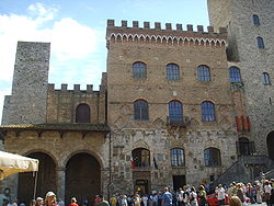 Turisti affascinati da Palazzo Comunale, TripAdvisor premia San Gimignano