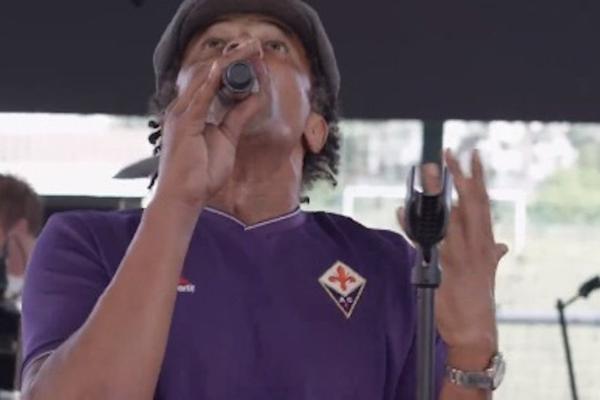 Viola di musica. Yannick Noah canta l’inno ‘rock’ della Fiorentina