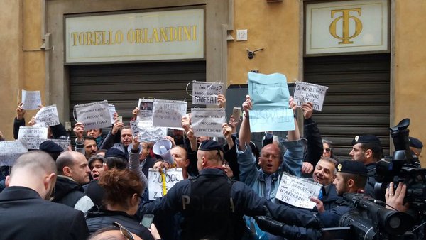 Ritorno a Firenze. Renzi contestato, vittime del Salva Banche: «Pinocchio»
