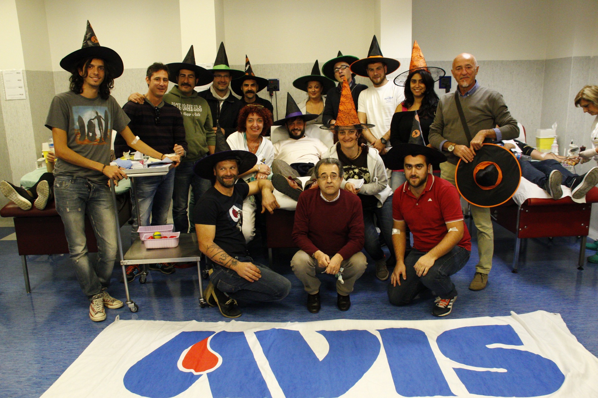 Solidarietà col cappello da strega. “Halloween di sangue…donato” all’ospedale di Siena