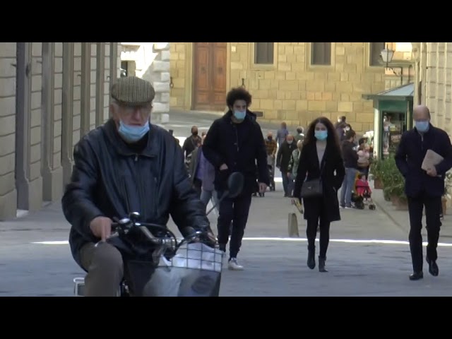 Siena in zona rossa ma la gente non rinuncia alla passeggiata per il corso