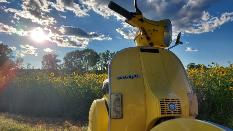 Buon compleanno Vespa, perché se hai gli occhi lustri è colpa del vento