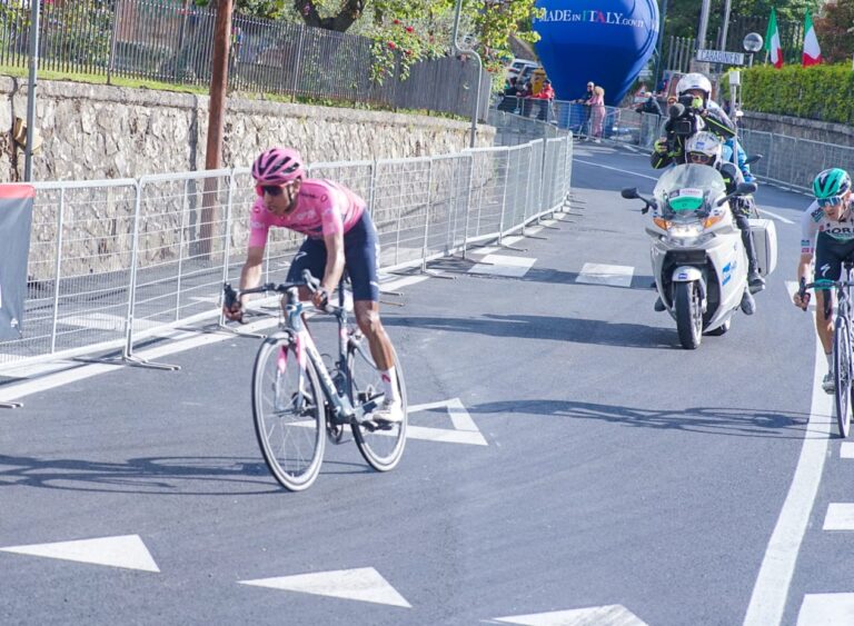 Montalcino celebra il Giro d’Italia. La corsa rosa nella terra del Brunello dove nacque l’enoturismo