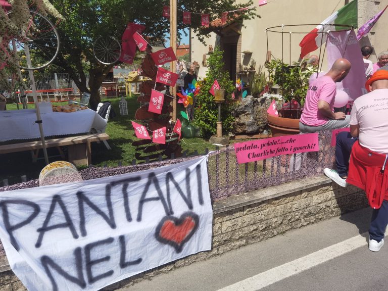 Rapolano Terme si veste in rosa per l’arrivo del Giro d’Italia: grande festa in paese