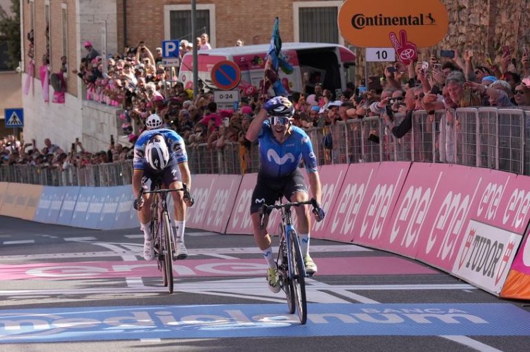 Giro d’Italia, sulle Strade Bianche di Rapolano Terme Sanchez in volata su Alaphilippe
