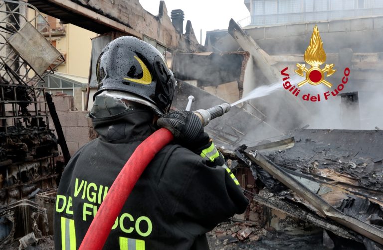 Barberino, rogo devasta azienda olearia. Il sindaco: “Non aprite le finestre”