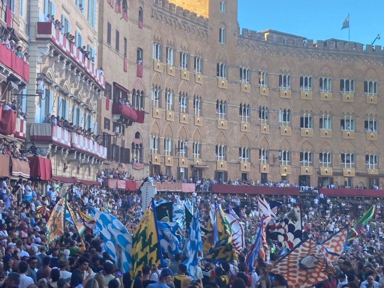 Carlo Sanna alza il nerbo davanti a tutti: l’Onda vince il Palio del maltempo e delle critiche