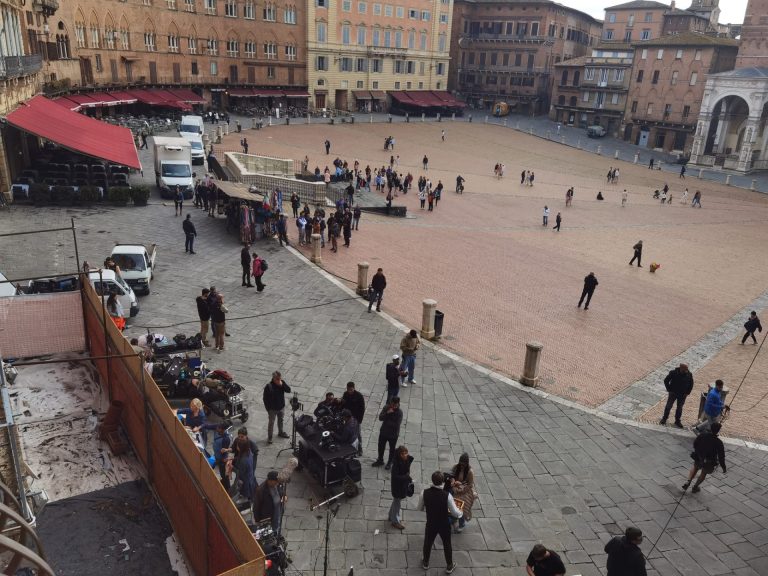 Piazza del Campo trasformata in un set di Bollywood: due giorni di riprese a Siena per il film War 2