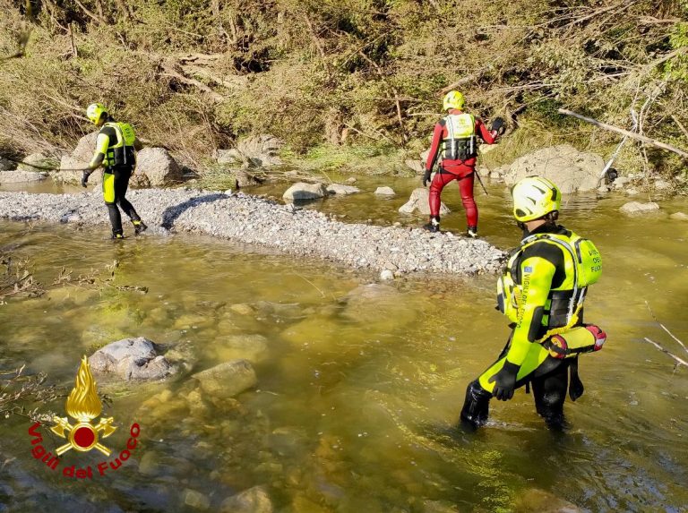 Vigili del fuoco in azione per le ricerche di nonna e nipote: 40 le unità impiegate