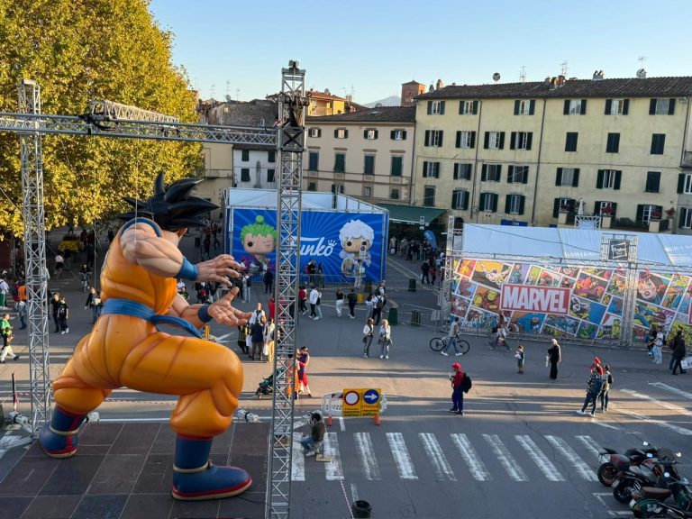 Lucca Comics, l’invasione in città dei cartoni e dei cosplayer. Ed è subito festa grande