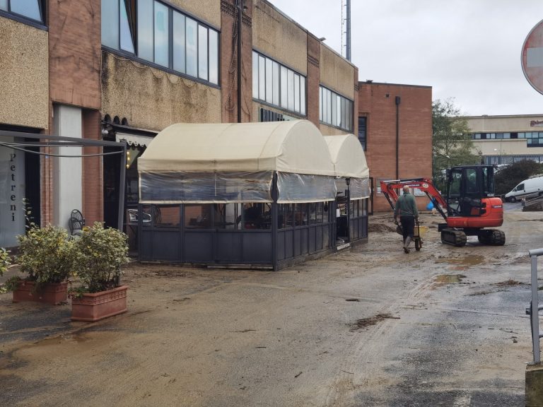 Siena, dopo il nubrifagio restano fango e detriti: chiuse scuole e alcune strade