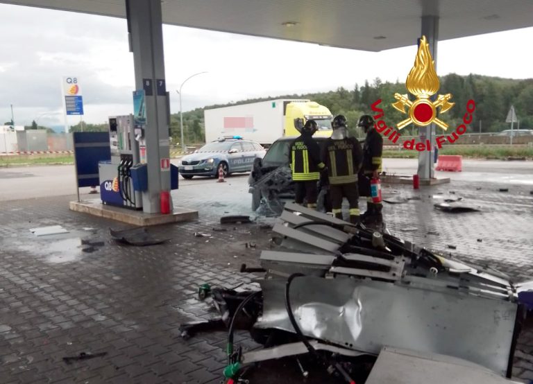 Auto fuori controllo in un distributore: divelta pompa di benzina sulla FI-Pi-Li