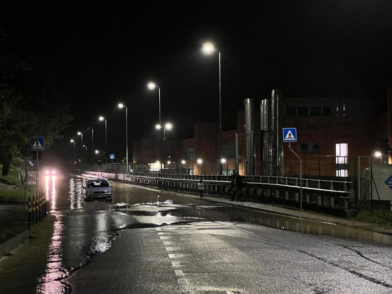 Siena nella morsa del maltempo: strade allegate e circolazione nel caos. L’amministrazione: “Uscite solo per necessità”. Scuole chiuse