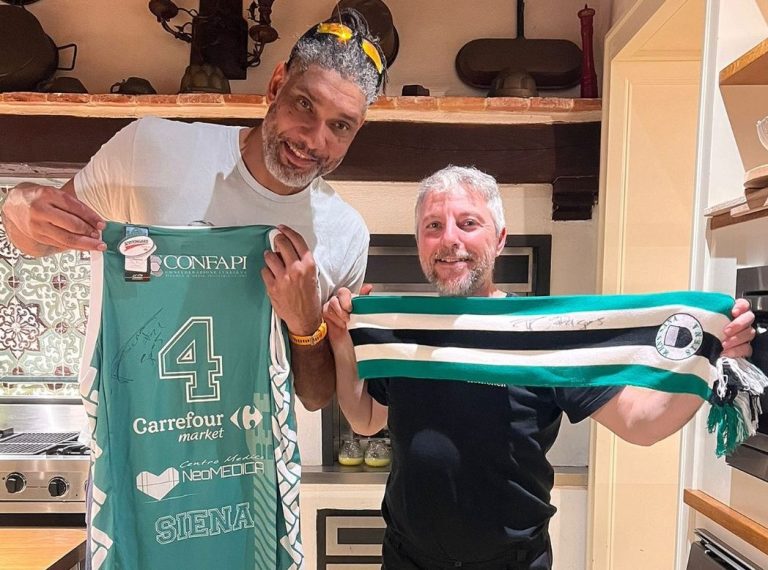 Tim Duncan in visita in Toscana: foto con la maglia della Mens Sana per l’ex stella Nba