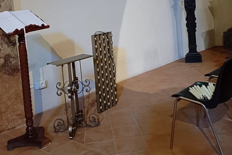 Furto in chiesa ad Arcidosso. Rubata la cassetta delle offerte e danneggiato un candelabro