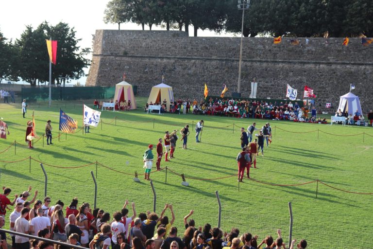 66^ Sagra del Tordo di Montalcino: al Quartiere vincitore l’opera di Sofia Novelli insieme alla freccia d’argento