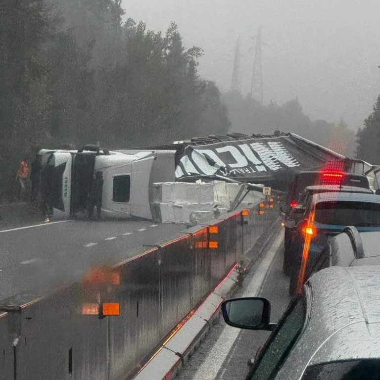 Camion ribaltato, Fi-Pi-Li di nuovo in tilt: chiuso un tratto stradale