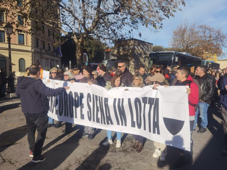 Beko, lavoratori in corteo contro la chiusura della stabilimento di Siena. Il sindaco: “Sostenere la reindustrializzazione”