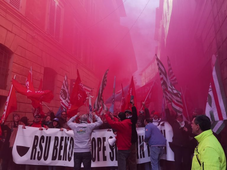 La marcia di Siena al fianco dei lavoratori Beko: instituito un tavolo permanente sulla crisi