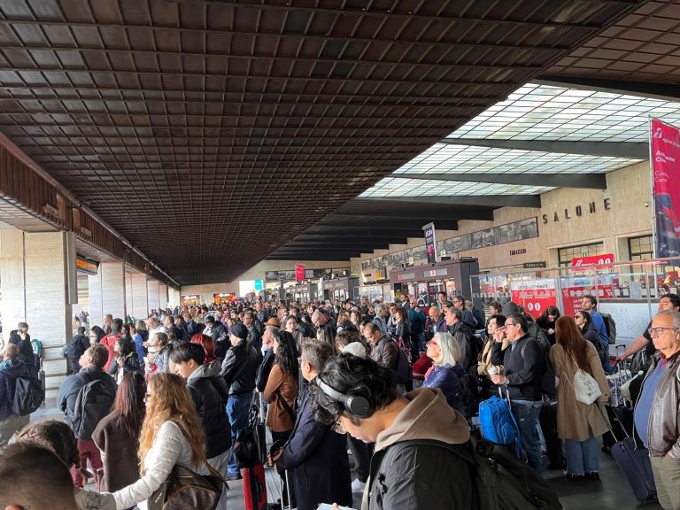 Sciopero dei treni. Forti disagi per i viaggiatori alla stazione di Firenze Santa Maria Novella. Traffico in tilt, passeggeri a terra