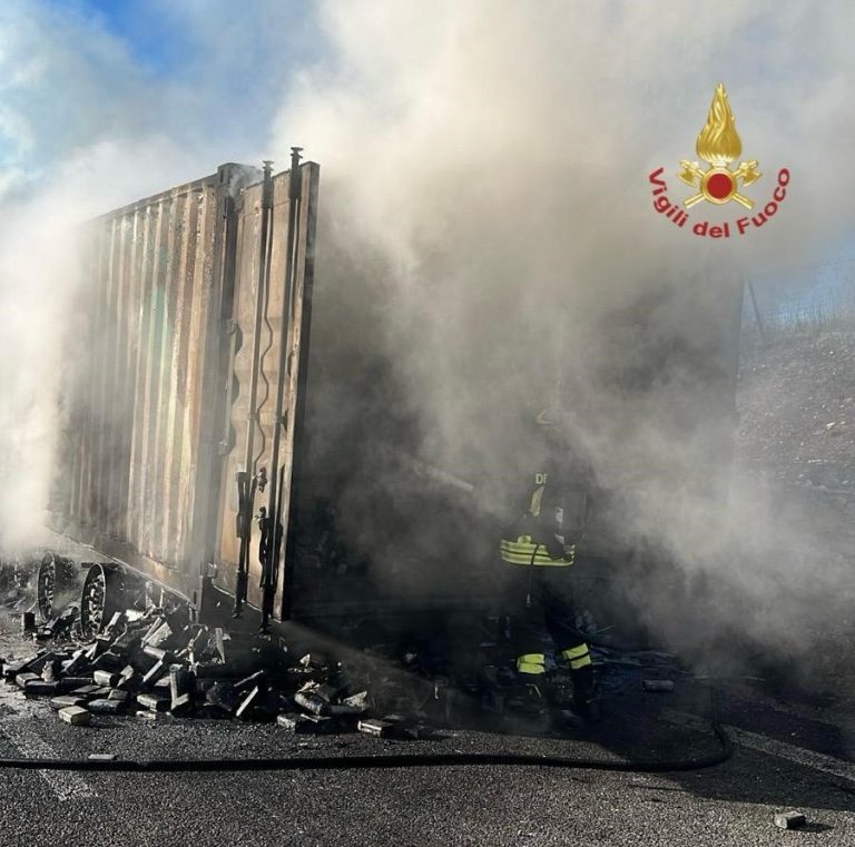 A fuoco tir con solventi. Chiuso il raccordo autostradale Perugia Bettolle