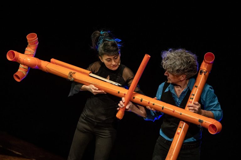 Sonata per tubi. Al Teatro Corsini lo spettacolo di circo contemporaneo della Compagnia Nando e Maila