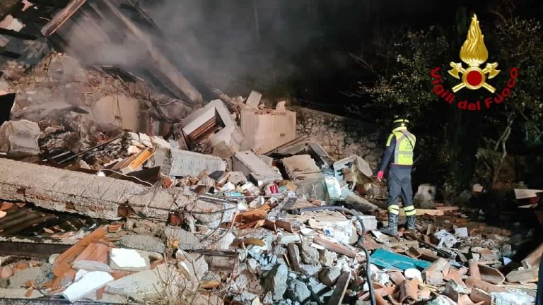 Casa esplode per una fuga di gas. Vigili del fuoco cercano due persone disperse