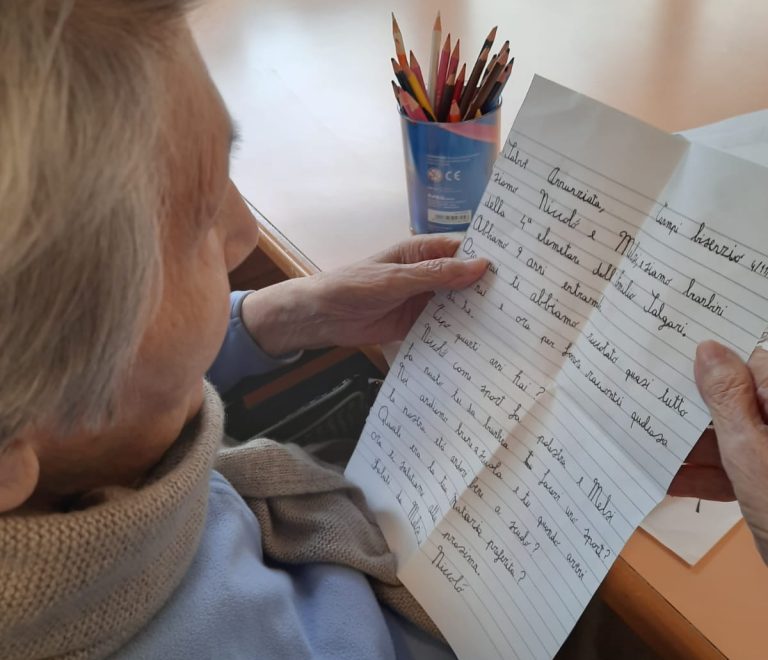 Sociale, 600 lettere di Natale tra bambini delle scuole e anziani delle Rsa