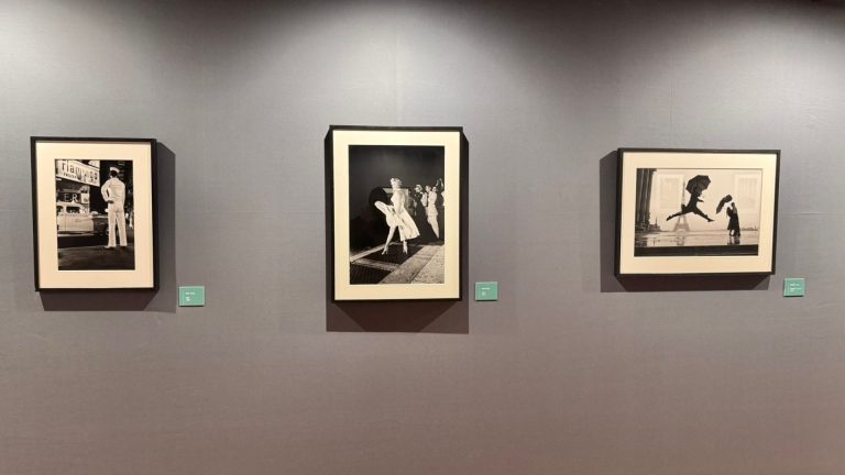 Elliot Erwitt – Icons. Inaugurata agli Arsenali Repubblicani la mostra fotografica