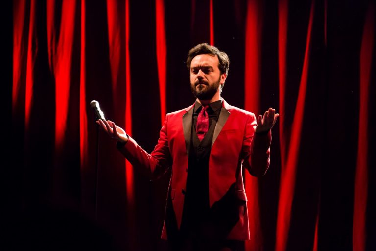 Il Matto. Sul palco del Teatro Nuovo la satira graffiante di Massimiliano Loizzi