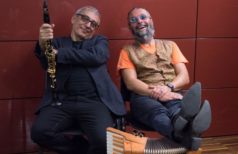 Sonorità jazz e ritmi del Sud America. Il Duo Mirabassi – Zanchini a Palazzo de’ Rossi