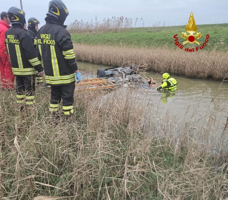 Lastra cade da camion, morto 38enne sulla Fi-Pi-Li