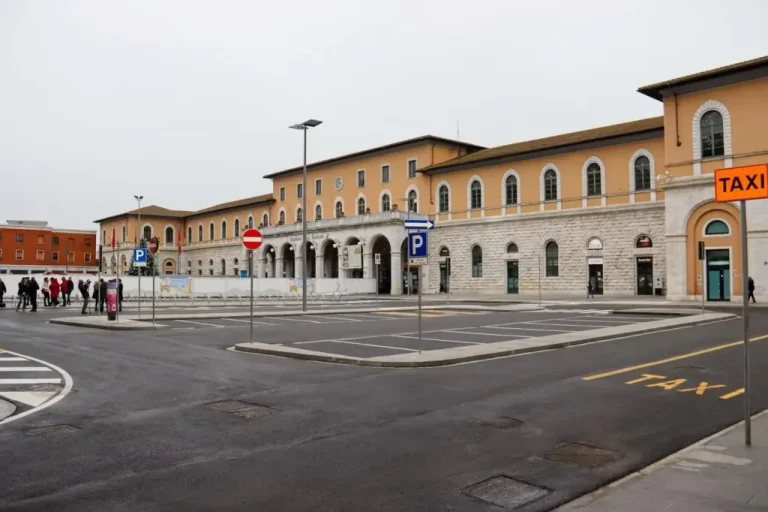 Istituita la zona rossa nei dintorni della stazione di Pisa: avallata la richiesta del sindaco Conti