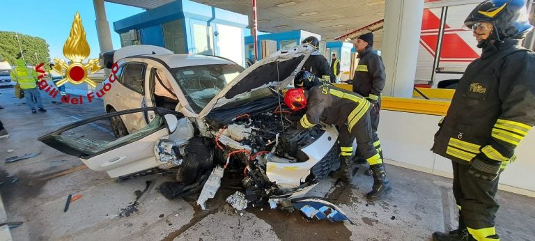 Livorno, auto colpisce il casello autostradale: ferito il conducente